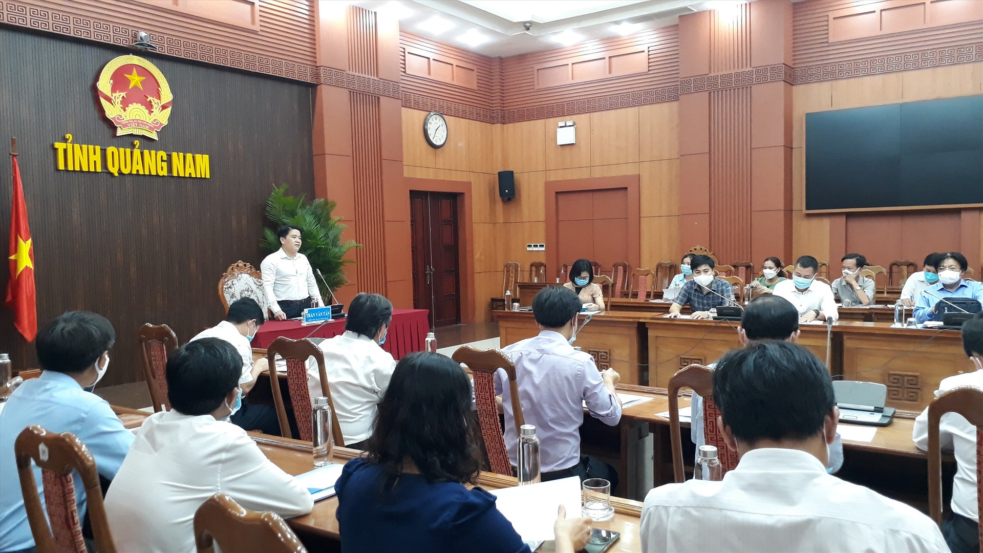 Phó Chủ tịch UBND tỉnh Trần Văn Tân đề nghị các sở khẩn trương chuẩn bị thủ tục, đề xuất chủ trương đầu tư xây dựng trường học. Ảnh: X.P