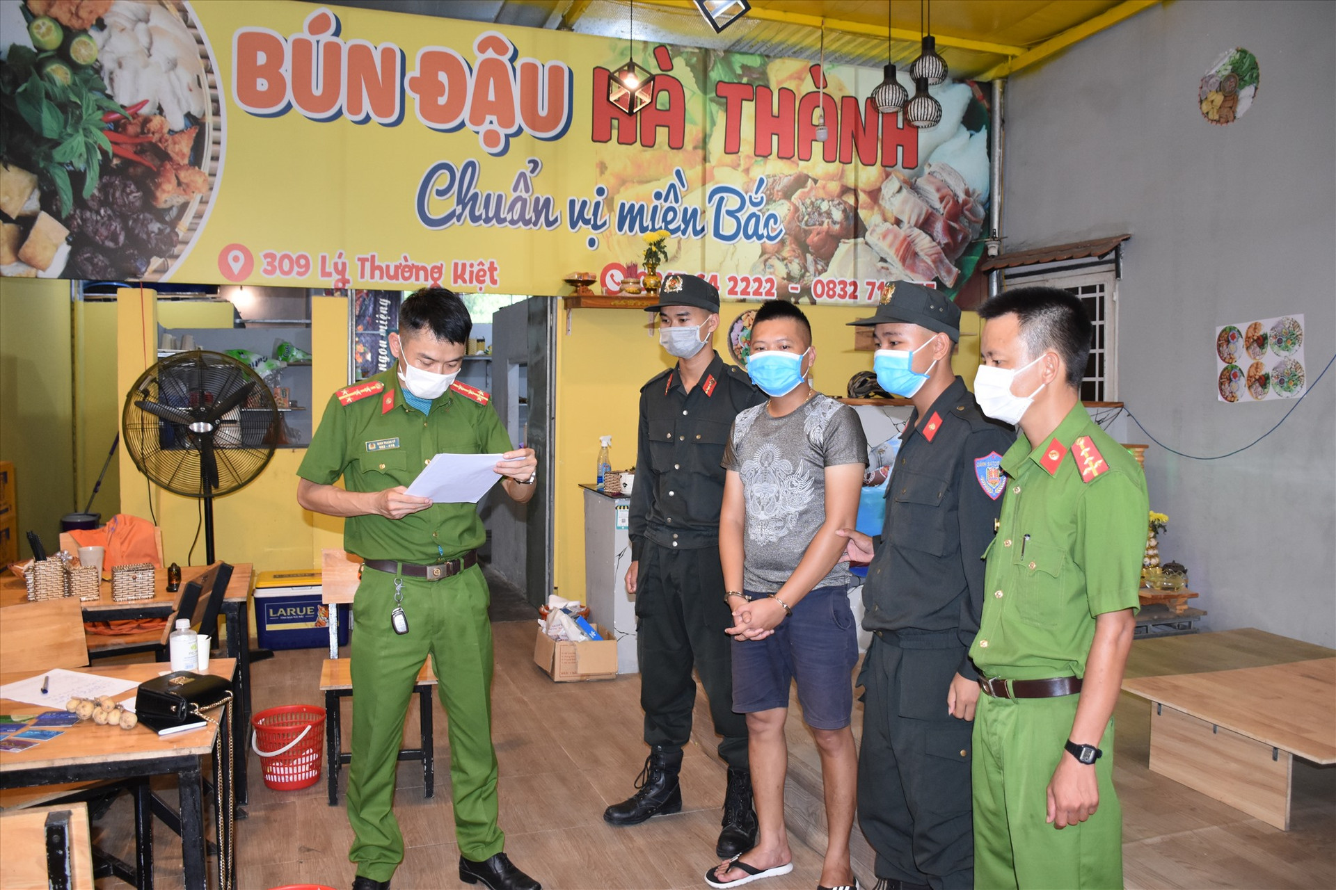 Cơ quan điều tra tống đạt quyết định khám xét khẩn cấp chỗ ở của Lâm Quang Phát trên đường Lý Thường Kiệt.