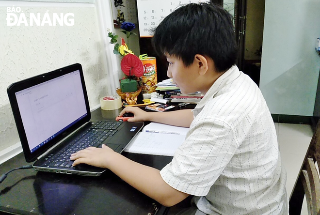 Trong khi chờ trở lại Đà Nẵng, học sinh đang kẹt tại các tỉnh, thành phố tham gia học trực tuyến. Trong ảnh: Học sinh một trường THCS trên địa bàn quận Sơn Trà đang mắc kẹt tại Quảng Nam học trực tuyến. Ảnh: NGỌC HÀ.