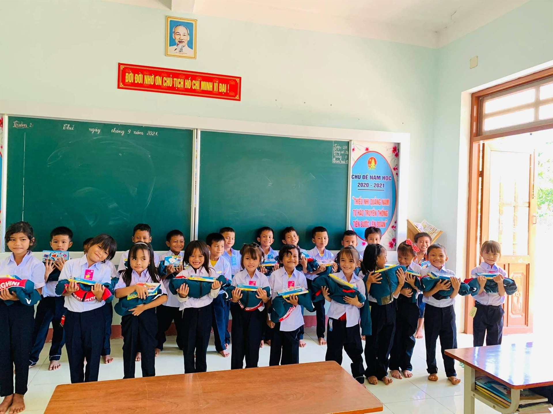 Các em học sinh Trường PTDT bán trú Tiểu học Trà Tập (huyện Nam Trà My, Quảng Nam) vui mừng khi nhận được quà từ “nhóm ve chai” Hà Lộc gửi tặng. Ảnh: NVCC