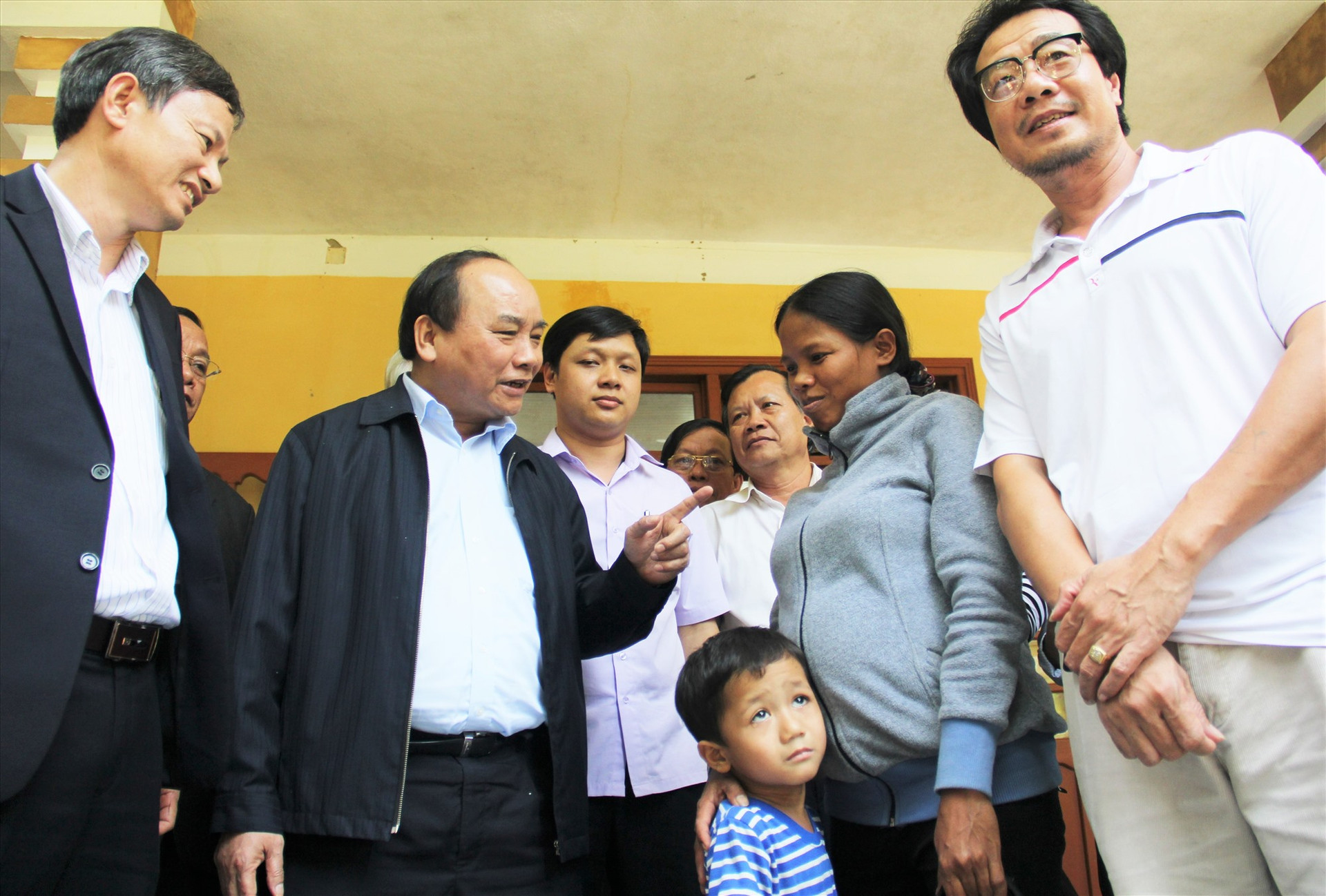 Chị Hồ Thị Hiếu nhận lời động viên của đồng chí Nguyễn Xuân Phúc, vào tháng 3.2016, lúc bấy giờ là Phó Thủ tướng Chính phủ. Ảnh: ALĂNG NGƯỚC