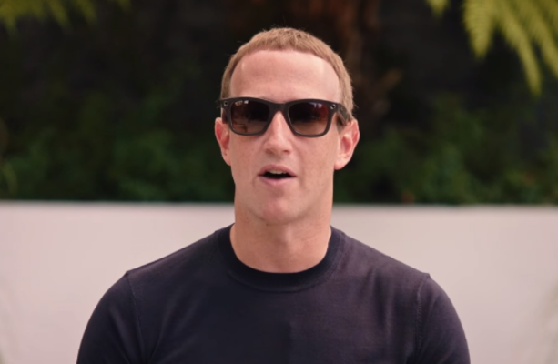 CEO Faceook Mark Zuckerberg đeo dòng mắt kính thông minh mới ra mắt của công ty. Ảnh: Remo News