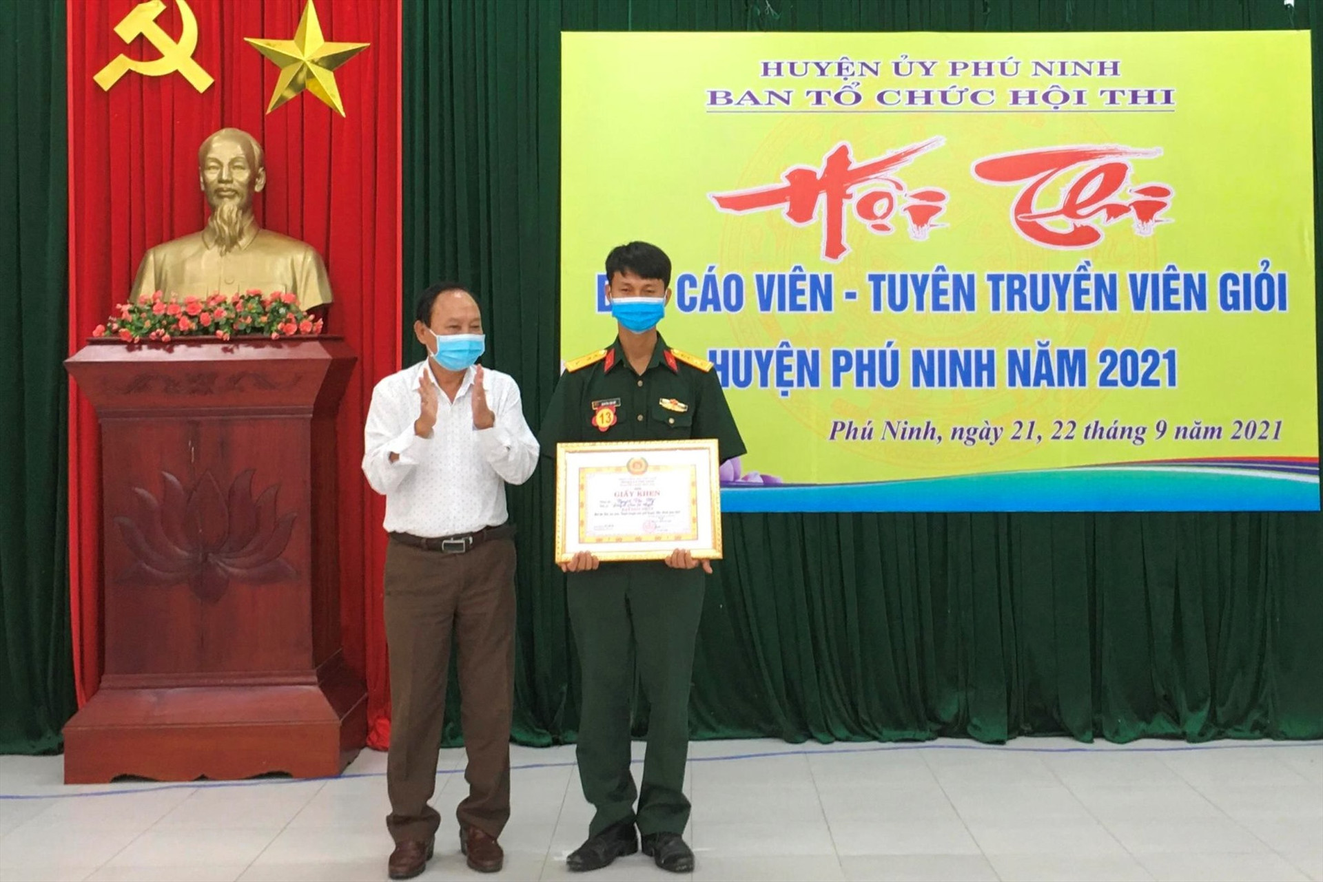 Bí thư Huyện ủy Vũ Văn Thẩm trao giải nhất cho Đại úy Nguyễn Văn Mỹ-Đảng bộ Quân sự huyện.