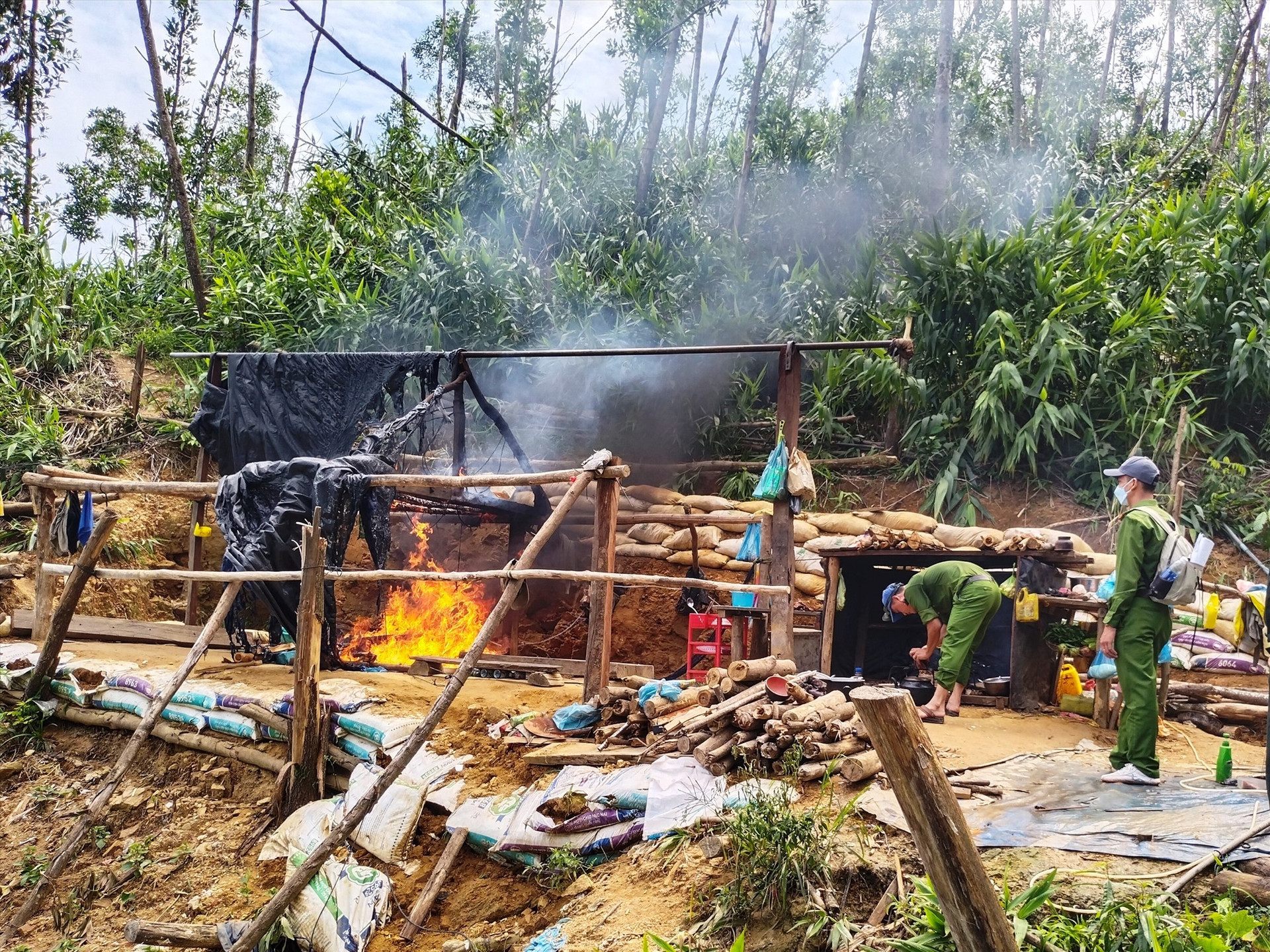 Cơ quan chức năng đốt phá một lán trại của nhóm khai thác vàng trái phép tại bãi vàng Bồng Miêu.