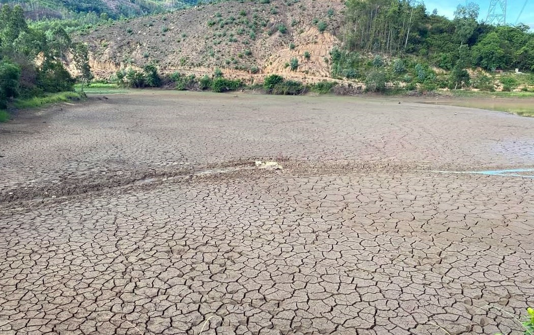 Nhiều hồ đập tại Đại Lộc bị khô nước không đảm bảo tưới vụ hè thu. Ảnh: H.L