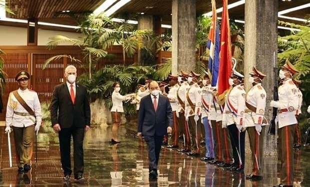 President Nguyen Xuan Phuc (R) was welcomed by First Secretary of the Communist Party of Cuba Central Committee and President of Cuba Miguel Díaz-Canel Bermúdez. (Photo: VNA)