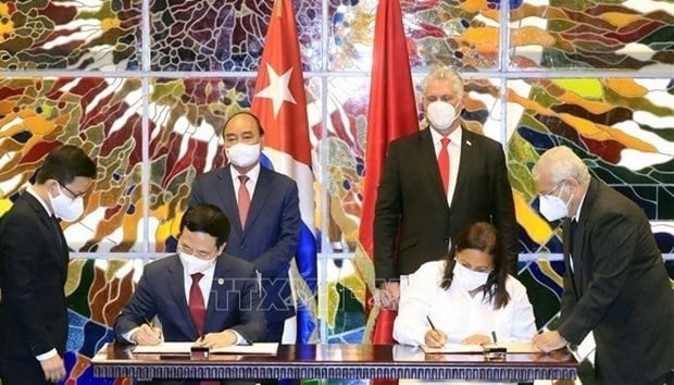 President Nguyen Xuan Phuc and First Secretary of the Communist Party of Cuba Central Committee and President of Cuba Miguel Díaz-Canel Bermúdez witness the signing of cooperation agreements between the two countries' ministries, sectors, and businesses. (Photo: VNA)