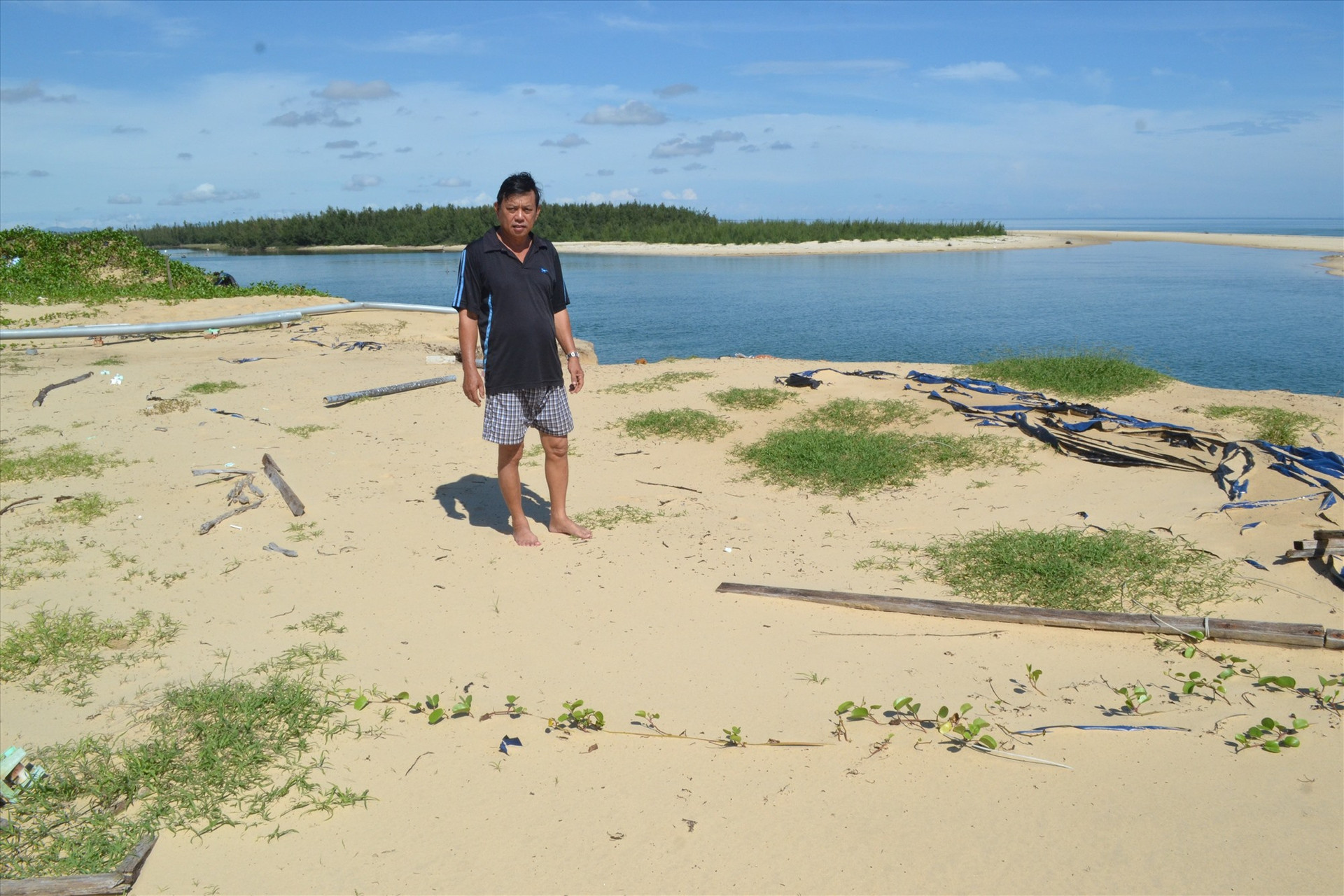 Xâm thực biển ở khu vực Cửa Lở đã nuốt chửng ao nuôi tôm của nông hộ. Ảnh: NGUYỄN QUANG