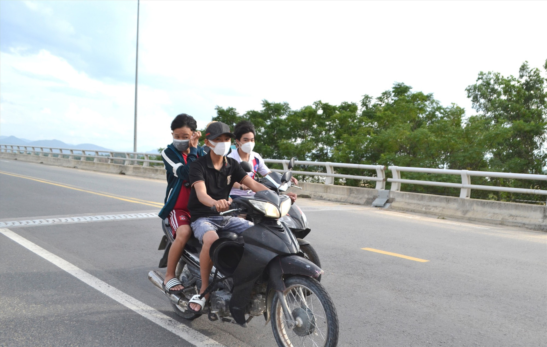 Học sinh chưa đủ tuổi đi xe máy, đầu không đội mũ bảo hiểm là vi phạm pháp luật (ảnh chụp trên cầu Giao Thủy, địa phận Duy Xuyên-Đại Lộc). Ảnh: K.K