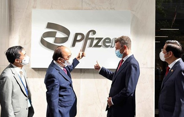 Chủ tịch nước Nguyễn Xuân Phúc thăm Công ty Pfizer. Ảnh: TTXVN