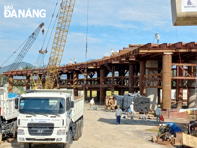 Không khí thi công nhộn nhịp, nhưng bảo đảm an toàn phòng, chống Covid-19 trên công trình đường Vành đai phía tây 2 (mũi thi công cầu vượt qua tuyến đường tránh nam hầm Hải Vân). Ảnh: TRIỆU TÙNG