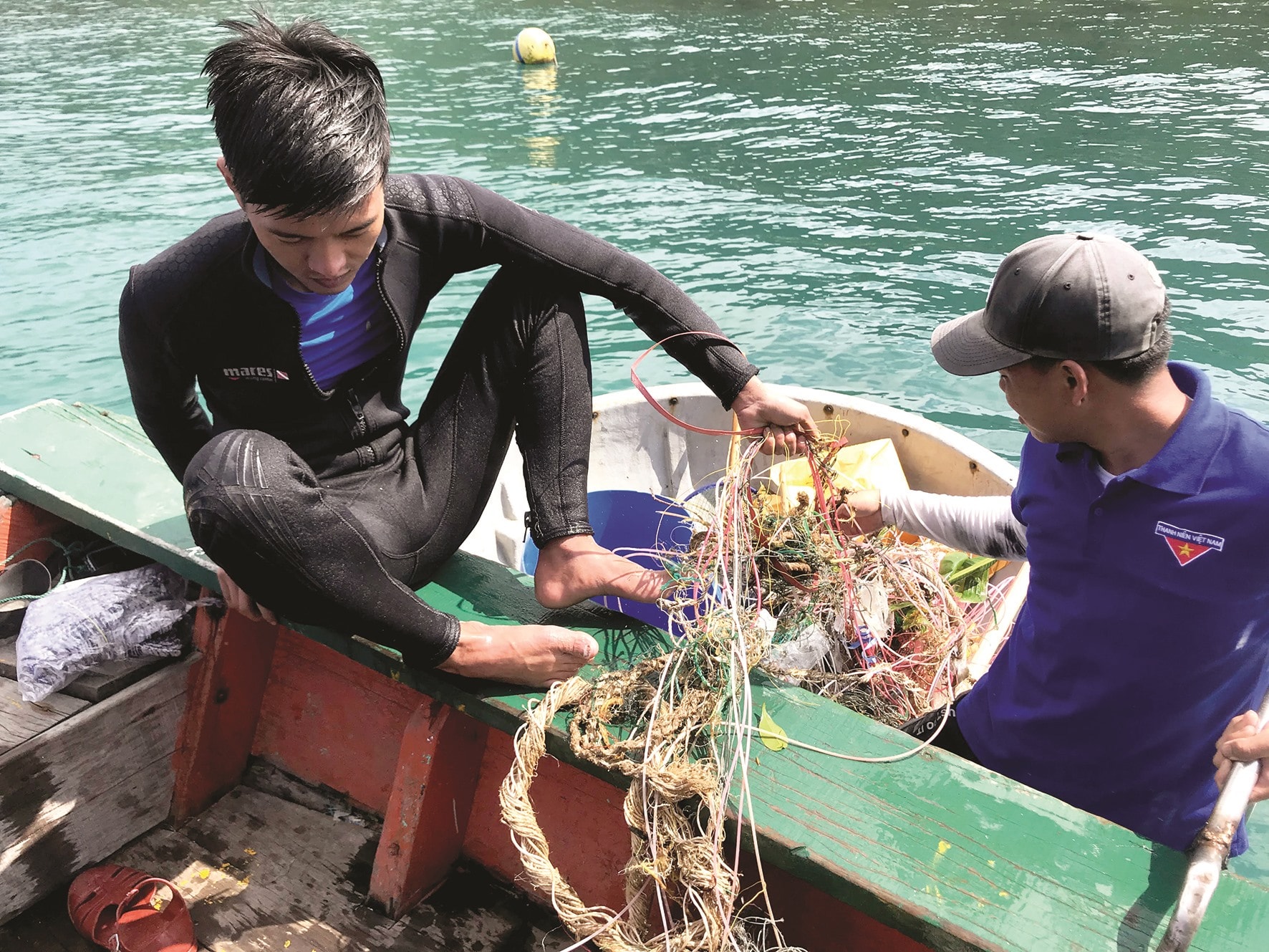 Những đoạn dây nhựa nằm đáy biển rất khó phân hủy.