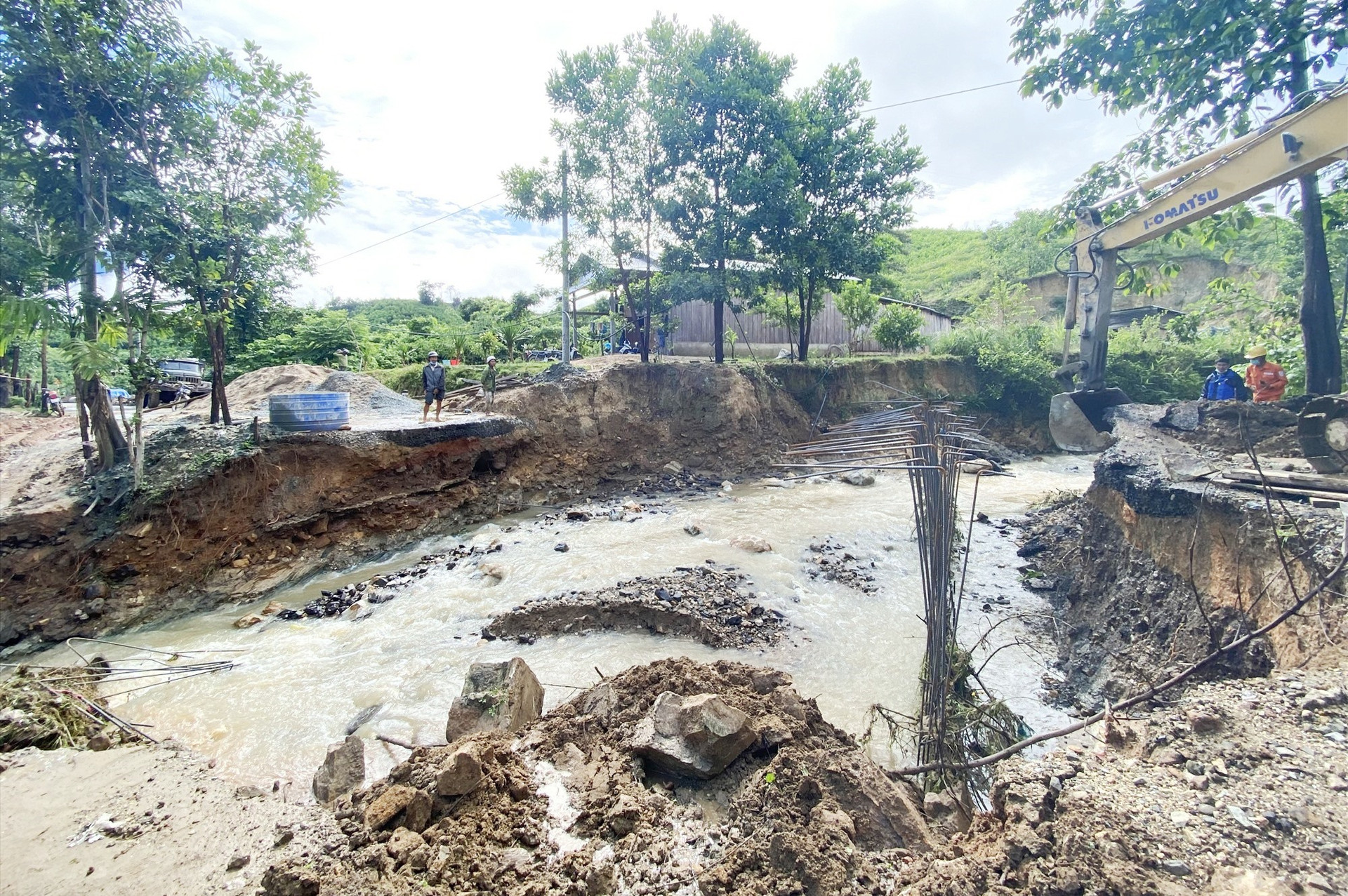 Cầu Cống Bản thôn 3, xã Phước Chánh đã bị nước cuốn trôi hơn 10m mặt đường.
