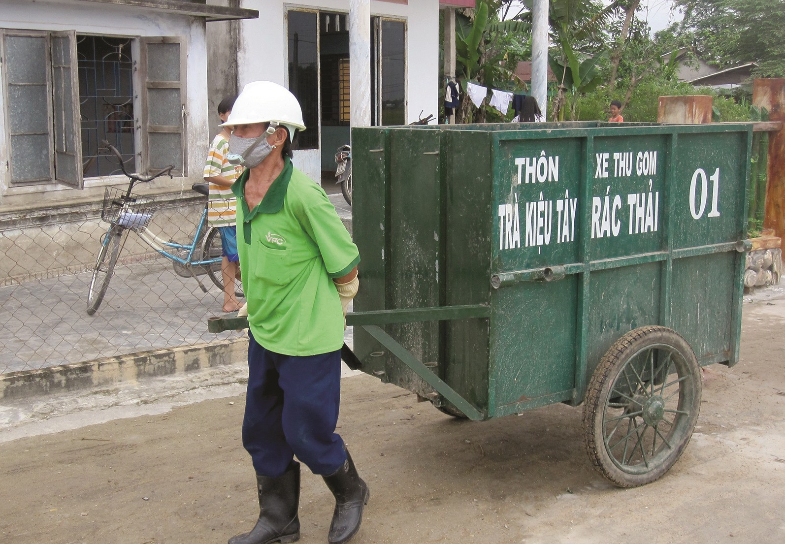 Đội thu gom rác tại thôn Trà Kiệu Tây (xã Duy Sơn, Duy Xuyên) đều đặn thu gom rác thải