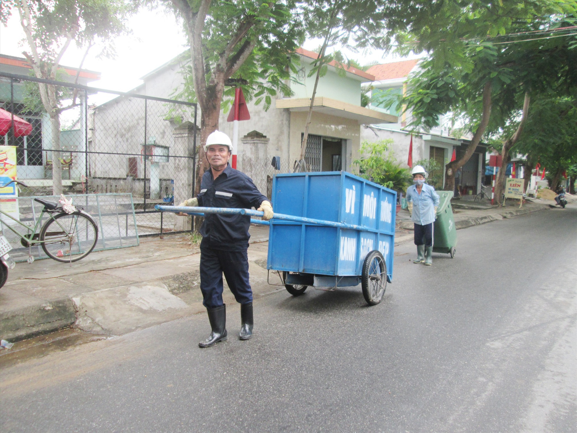 Đội thu gom rác tại thôn Trà Kiệu Tây (xã Duy Sơn, Duy Xuyên) đều đặn thu gom rác thải