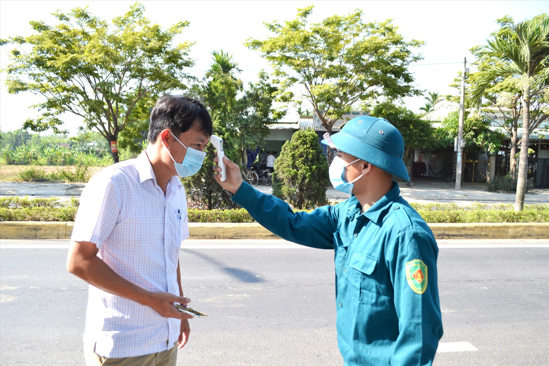 Duy trì kiểm soát y tế tại chốt kiểm soát trên đường Hùng Vương, thị trấn Ái Nghĩa. Ảnh: CT