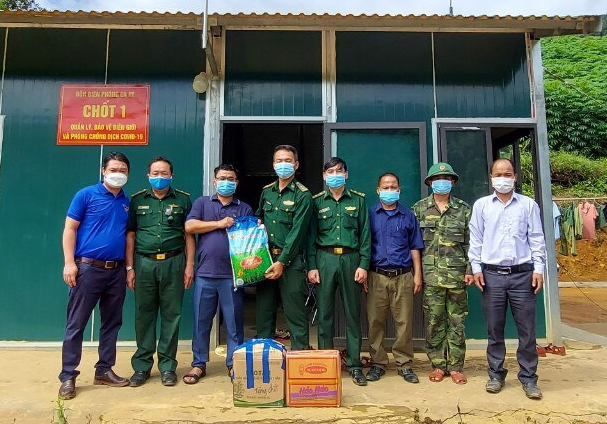 Thăm, tặng quà tại chốt kiểm dịch biên giới tại xã Gari, huyện Tây Giang.