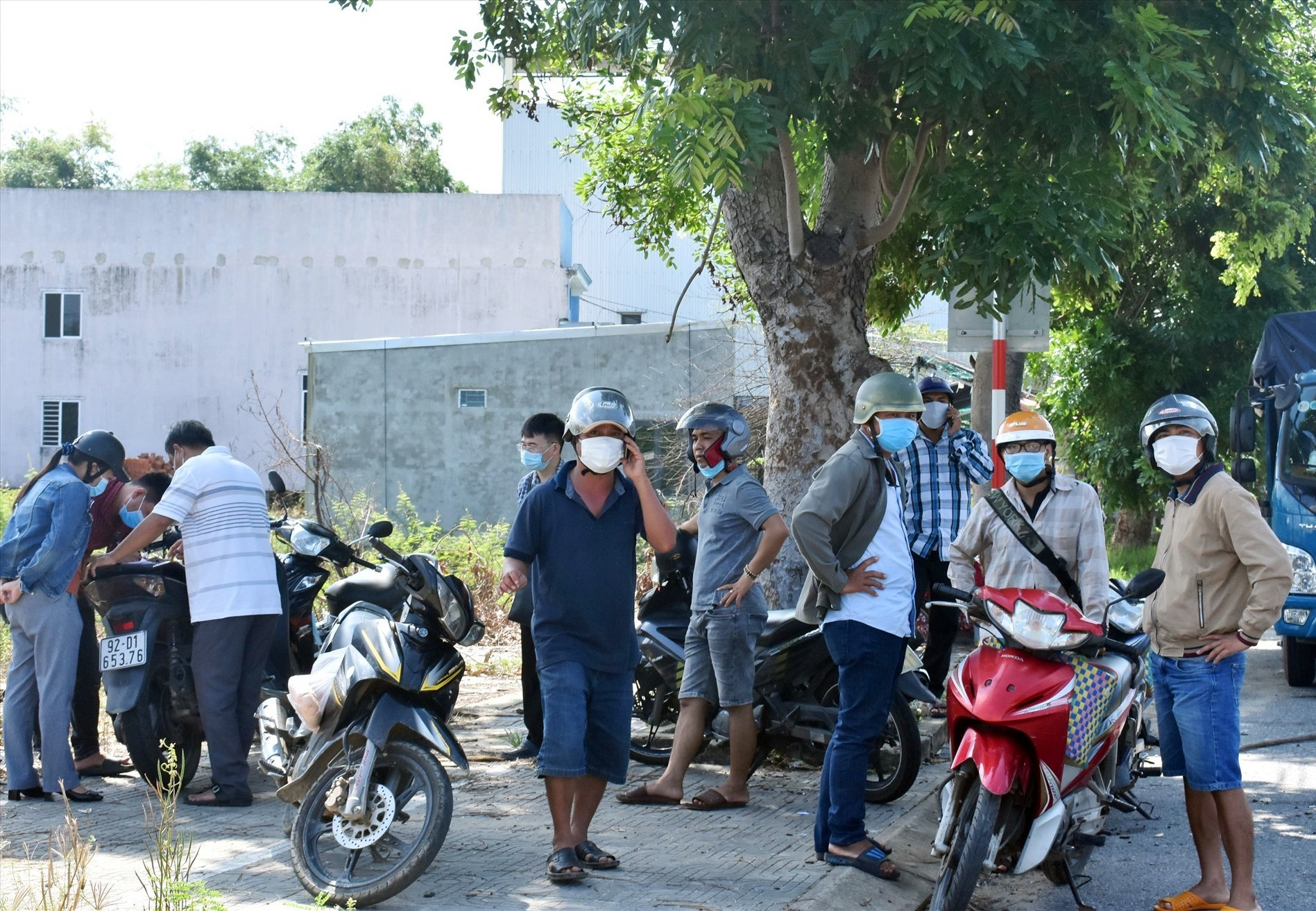 Nhiều người dân từ Quảng Nam bị mắc kẹt tại Trạm Kiểm soát cửa ô Hòa Phước sáng nay - Ảnh: V.L