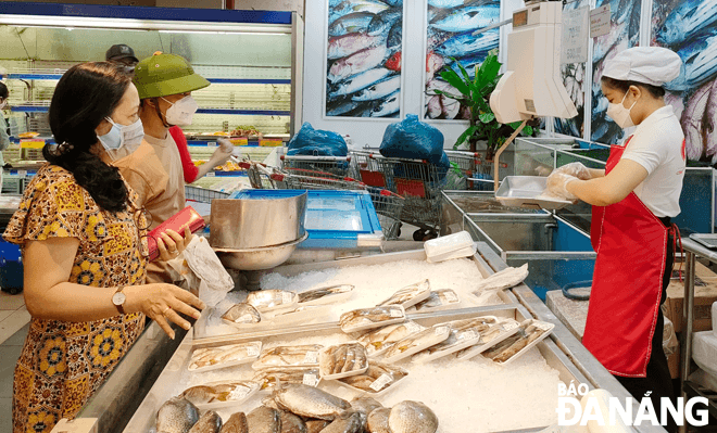 Khách hàng mua sắm tại siêu thị Co.opmart Đà Nẵng. Ảnh: QUỲNH TRANG