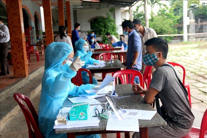 Khai báo y tế phòng dịch COVID-19. Ảnh: TTXVN