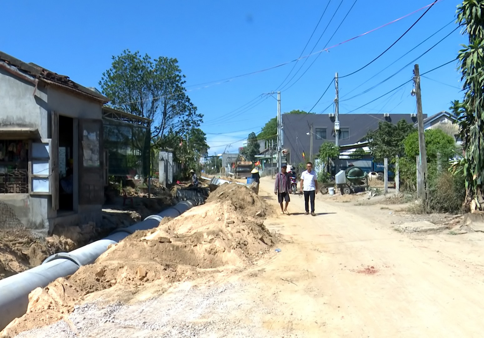 Tuyến đường Nguyễn Văn Trỗi (Nam Phước, Duy Xuyên) đang đẩy nhanh tiến độ thi công. Ảnh: L.T