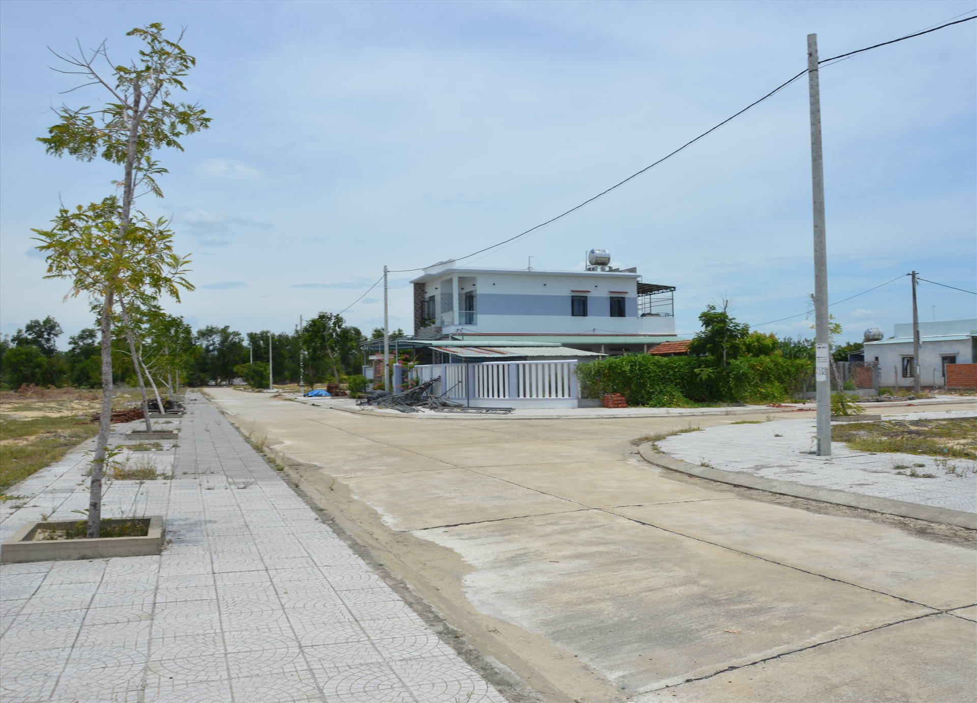 Nhà cửa tại khu tái định cư trung tâm xã Bình Dương (Thăng Bình) vẫn còn thưa thớt, trong khi người dân trong khu vực dự án đang “tiến thoái lưỡng nan”. Ảnh: H.PHÚC