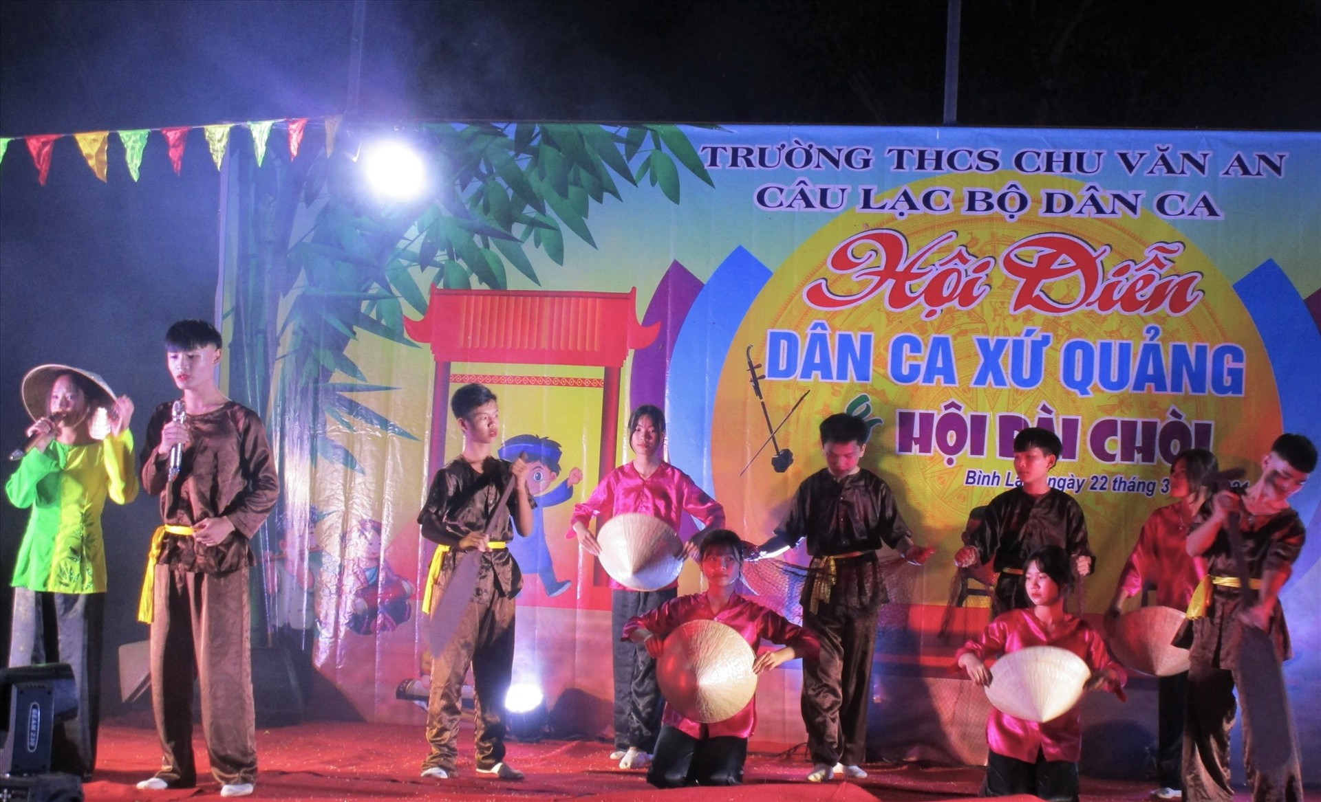 Học sinh Trường THCS Chu Văn An (xã Bình Lâm) tham gia hội diễn Dân ca xứ Quảng do nhà trường tổ chức. Ảnh: Nhà trường cung cấp.