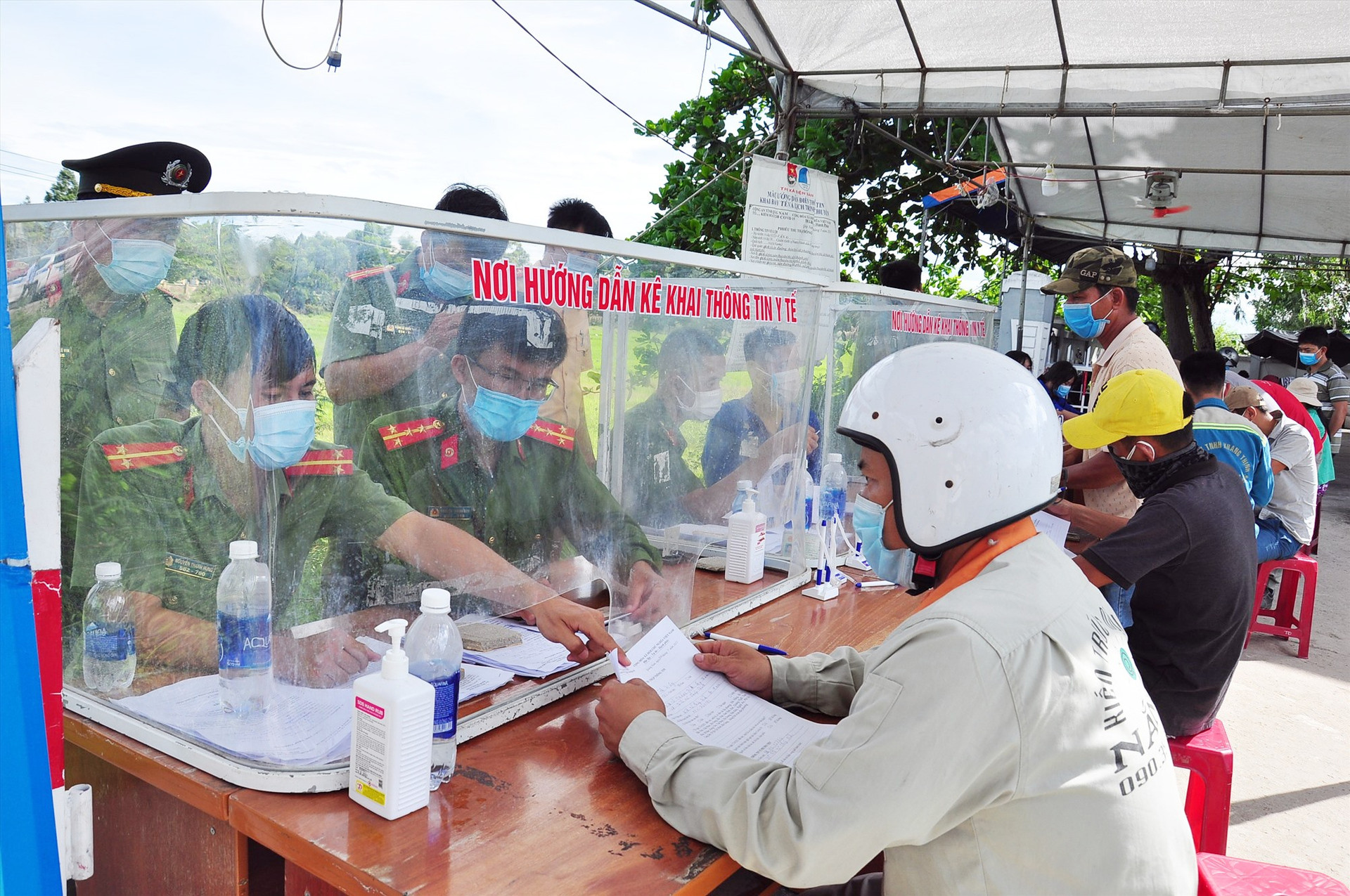 Người dân khai báo y tế tại chốt kiểm soát cấp tỉnh trên quốc lộ 1 tại thị xã Điện Bàn. Ảnh: V.A