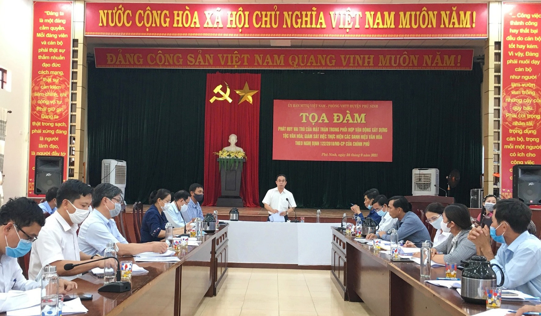 Phó Chủ tịch UBND tỉnh Trần Anh Tuấn phát biểu tại cuộc làm việc. Ảnh: C.L