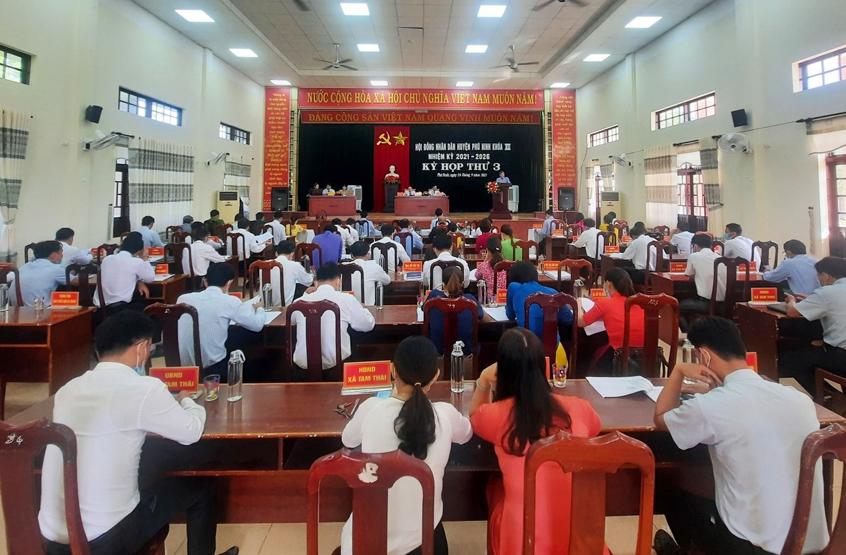 Tại kỳ họp thứ 3, HĐND huyện Phú Ninh khóa XII đã thông qua 6 nghị quyết. Ảnh: Đ.V