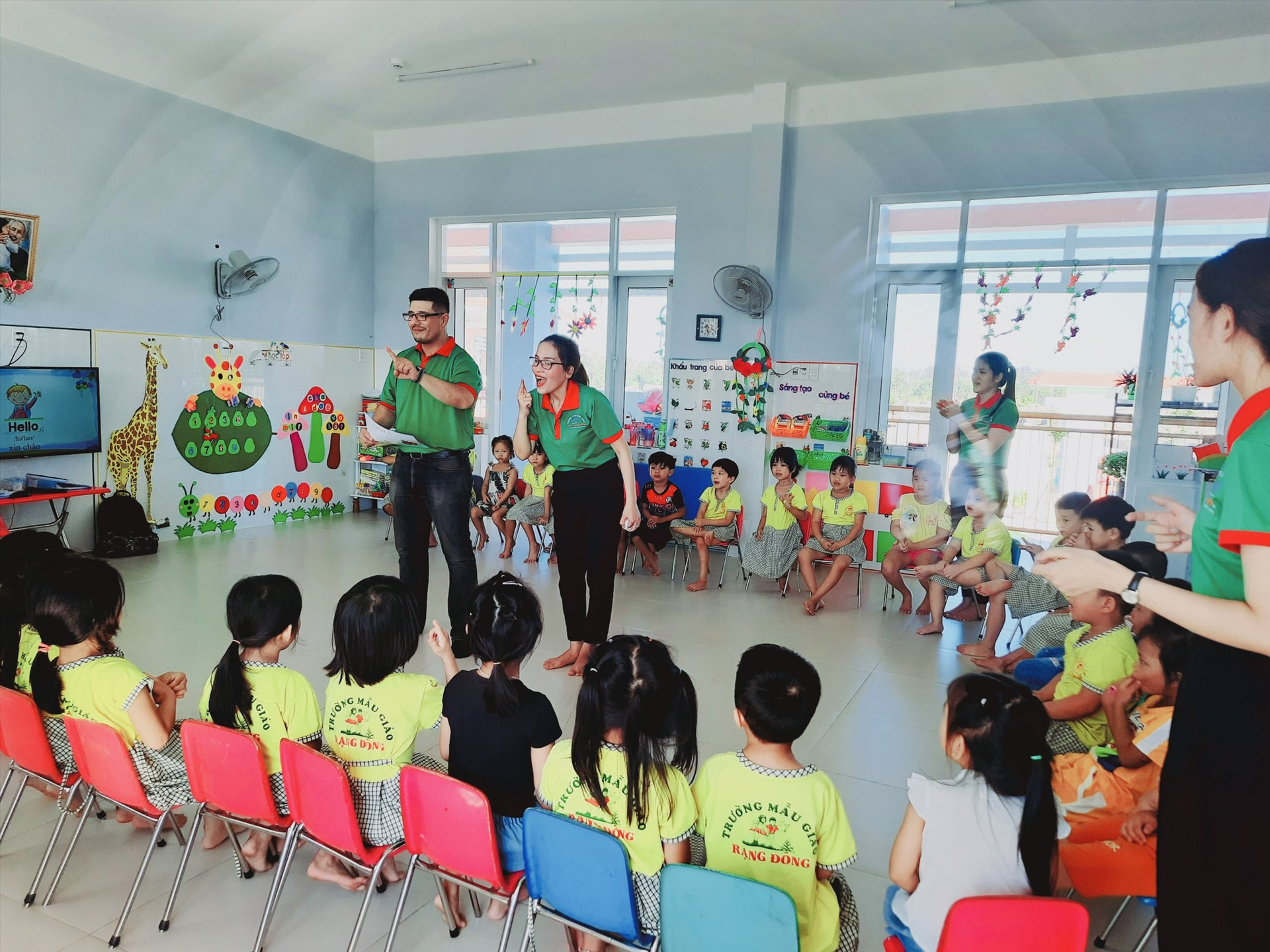 rường Mẫu giáo Rạng Đông - Phương An Phú đã bắt đầu tiết học đầu tiên trong Chương trình Làm quen Tiếng Anh cho trẻ 5 tuổi.