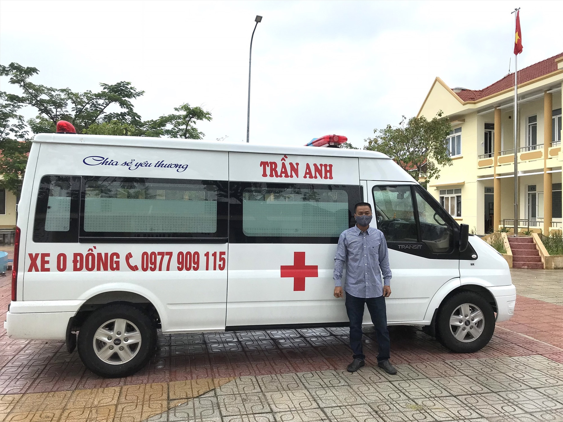 Anh Trần Anh bỏ tiền túi mua xe cứu thương phục vụ miễn phí bệnh nhân nghèo và hỗ trợ chính quyền địa phương phòng chống dịch Covid-19. Ảnh: Q.P