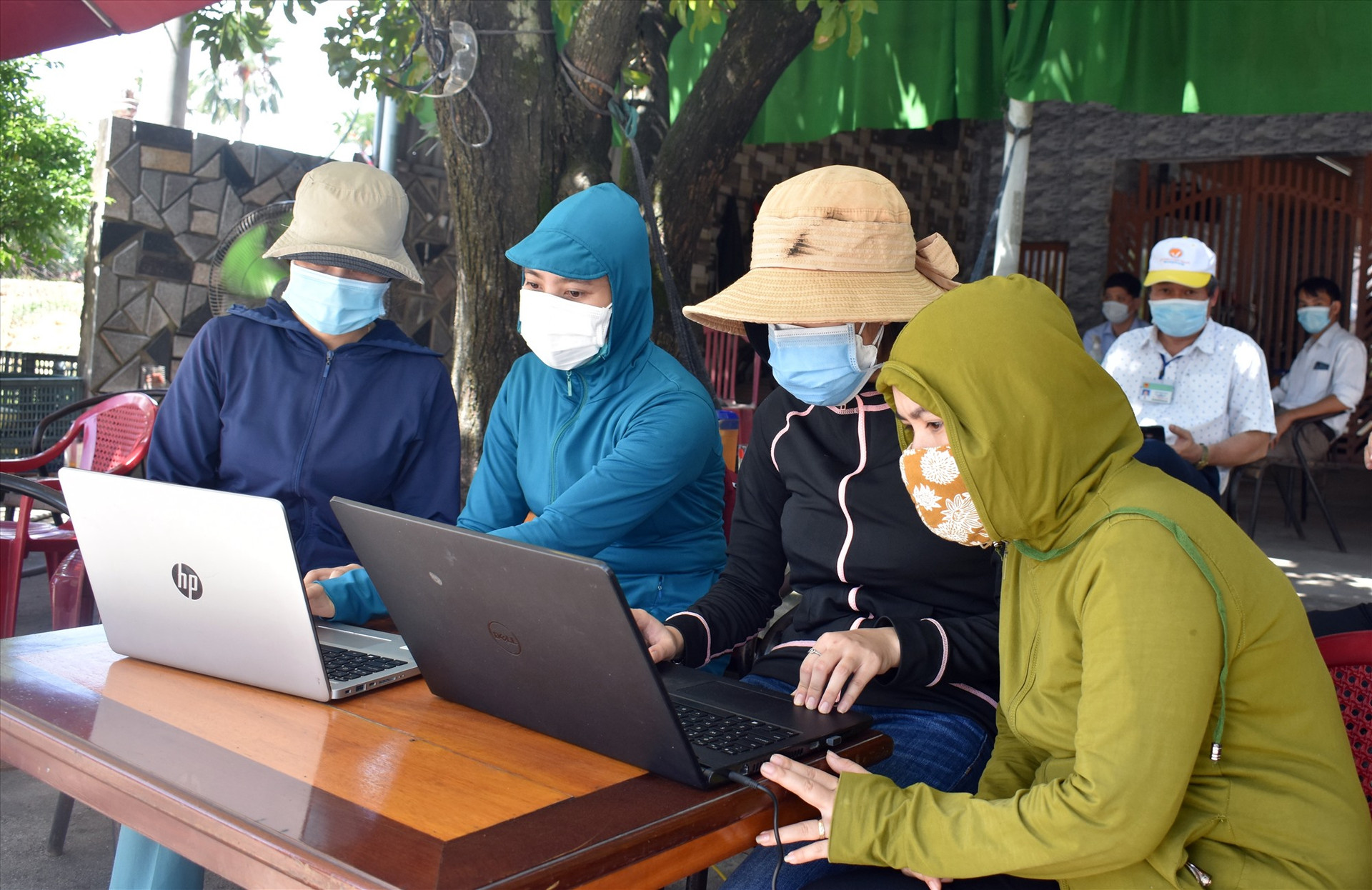 Cán bộ Sở GD-ĐT TP.Đà Nẵng hỗ trợ tra cứu dạnh sách học sinh, giáo viên trước khi nhập vào thành phố - Ảnh: V.L