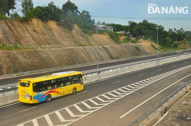 Từ 0 giờ ngày 30-9, trạm Túy Loan trên tuyến cao tốc Đà Nẵng - Quảng Ngãi thu phí trở lại (Trong ảnh: Xe khách lưu thông trên tuyến cao tốc Đà Nẵng - Quảng Ngãi). Ảnh: THÀNH LÂN