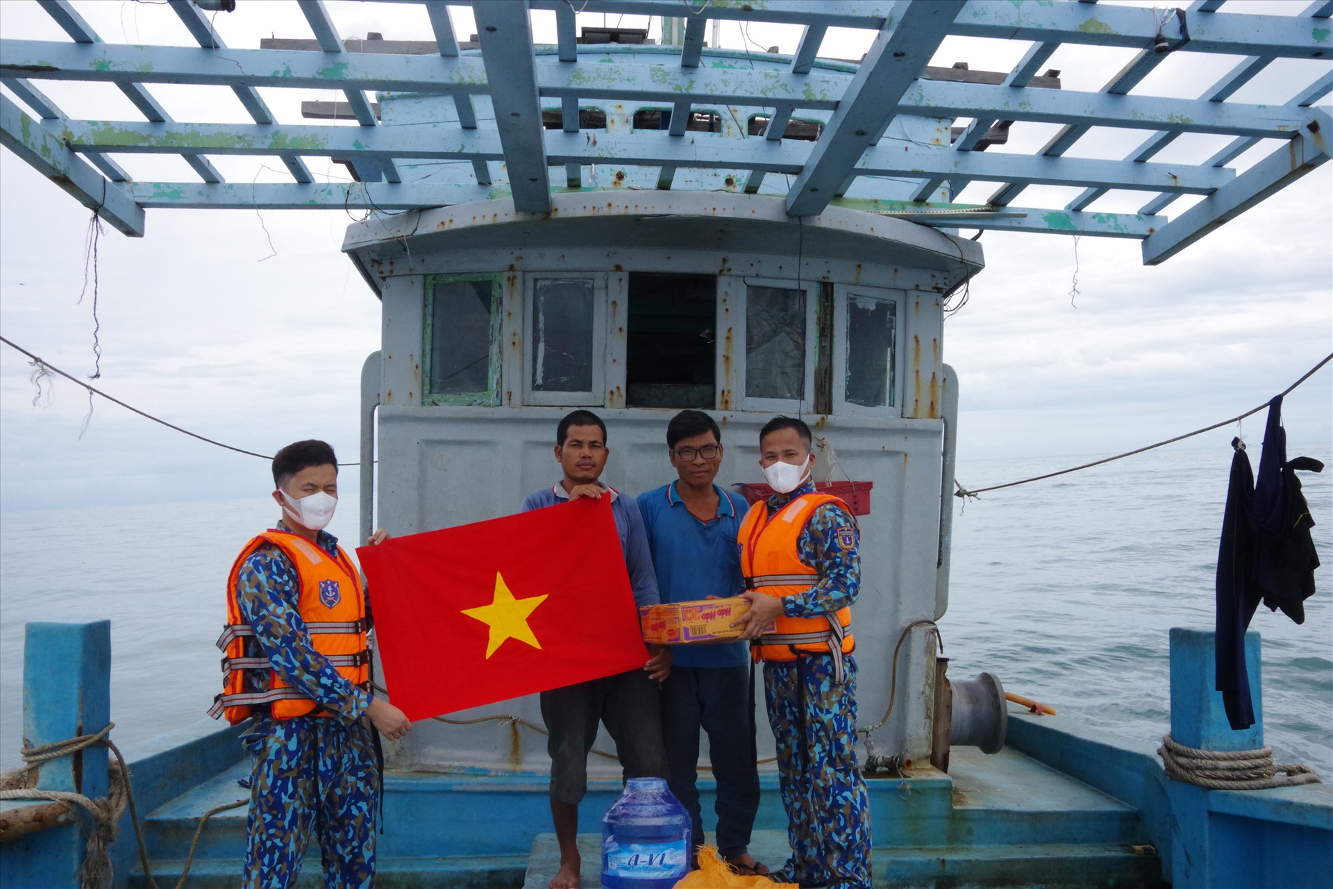 Tặng cờ Tổ quốc, thực phẩm cho ngư dân hoạt động trên vùng biển chủ quyền. Ảnh: T.C