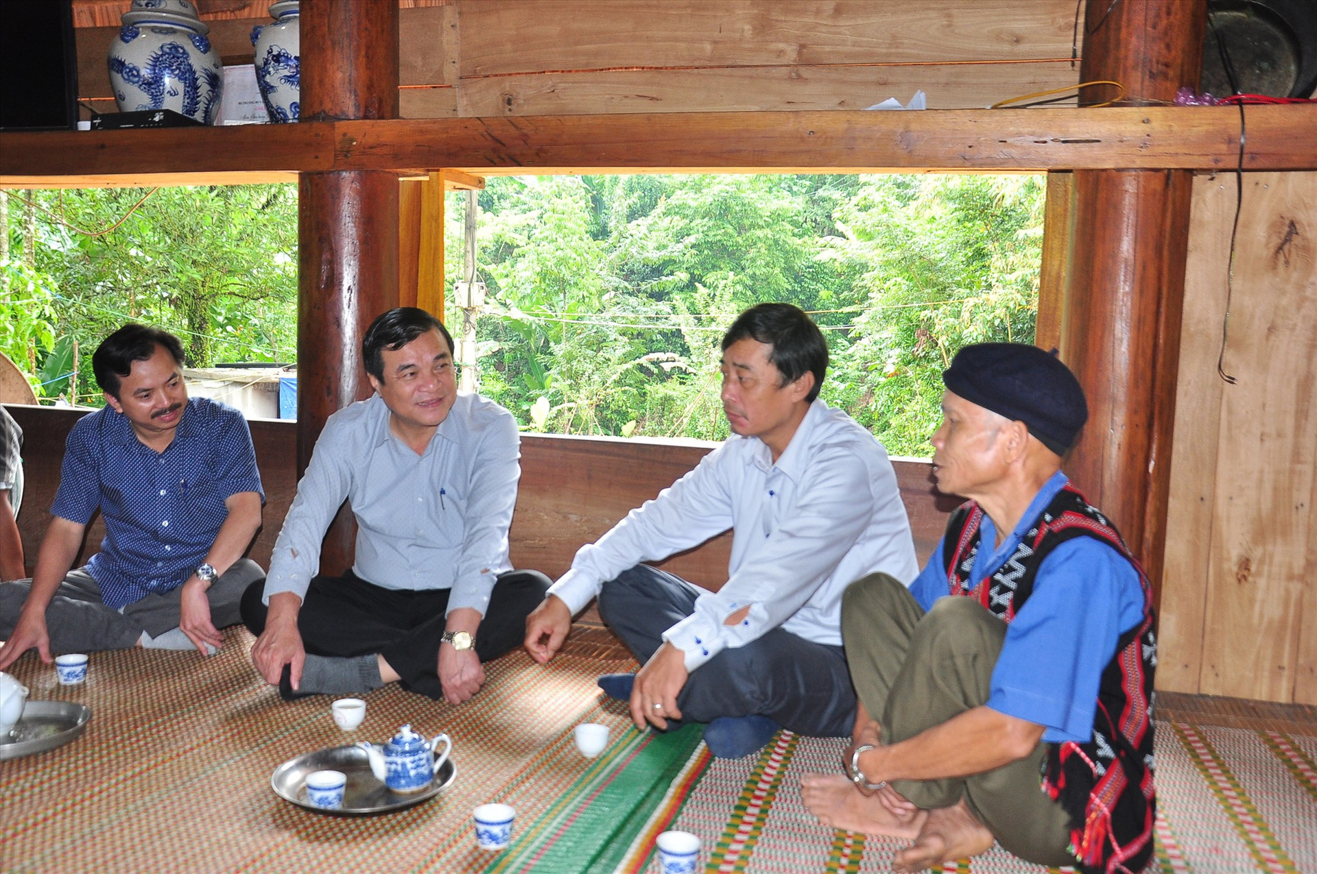 Bí thư Tỉnh ủy Phan Việt Cường thăm hỏi, ghi nhận sự đóng góp tích cực của các già làng trong phát triển kinh tế - xã hội miền núi. Ảnh: V.ANH