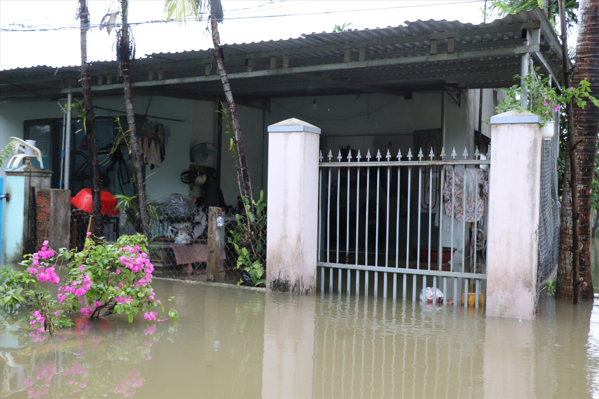 Hễ mưa lớn kéo dài thì nhiều ngôi nhà ở khu phố Mỹ Thạch Trung bị ngập sâu. Ảnh: T.H