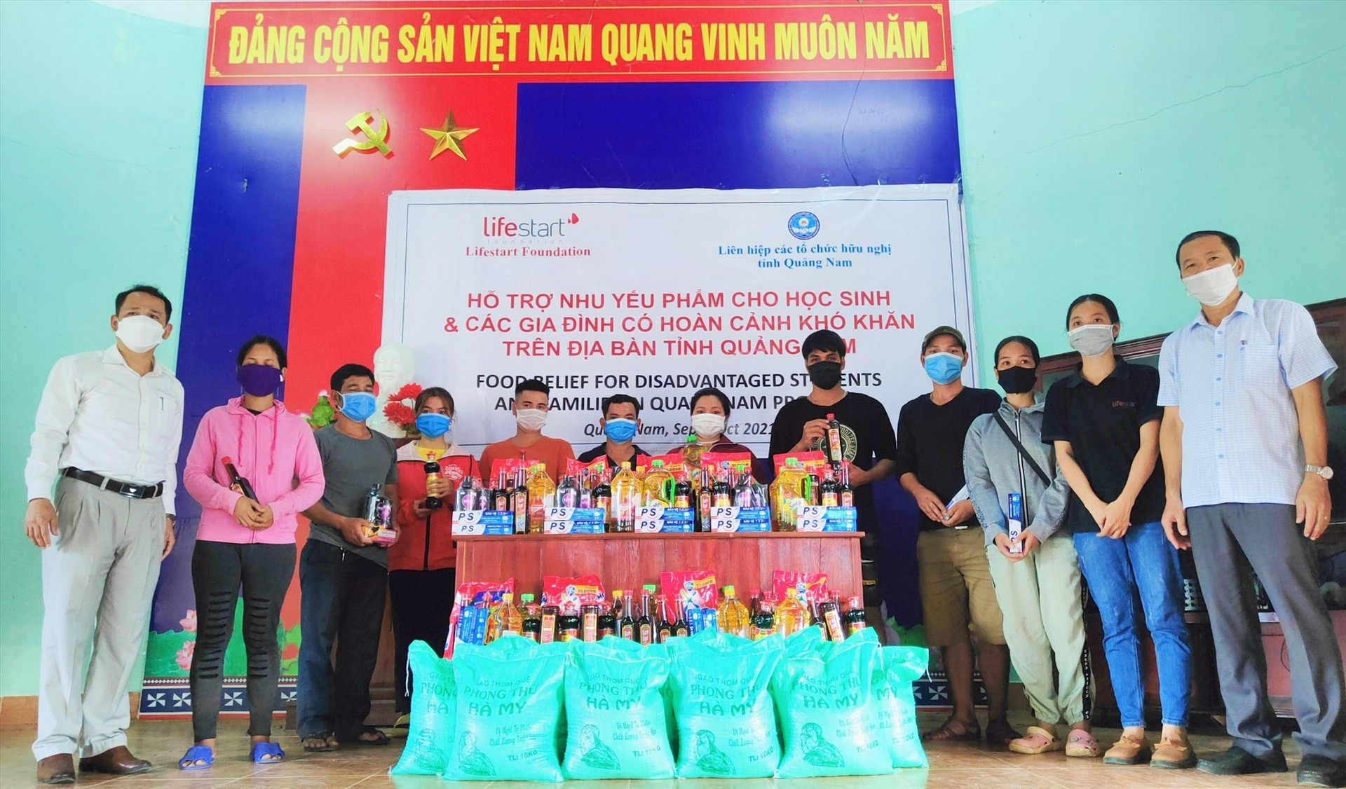 Đại diện lãnh đạo huyện Đông Giang và các tổ chức thiện nguyện trao các suất quà hỗ trợ cho người khó khăn trên địa bàn huyện. Ảnh: CTV