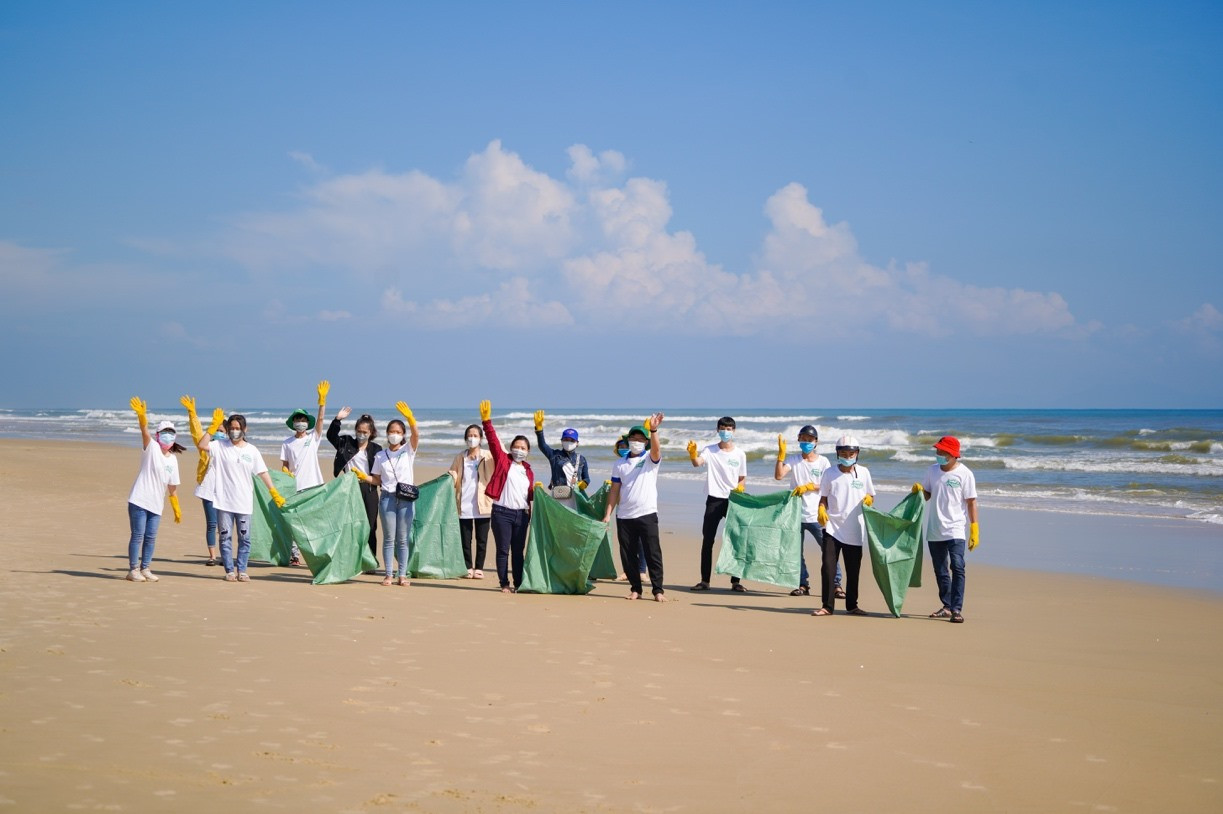 Các tình nguyện viên tham gia dọn rác và làm sạch biển tại bãi biển Tam Thanh.