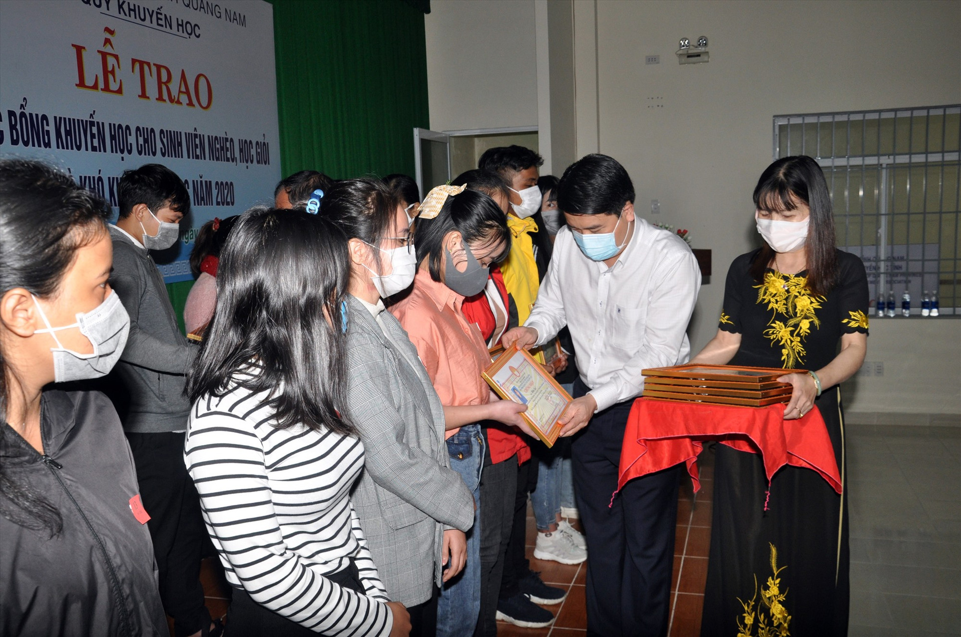 Phó Chủ tịch UBND tỉnh Trần Văn Tân trao học bổng cho sinh viên nghèo học giỏi. Ảnh: X.P