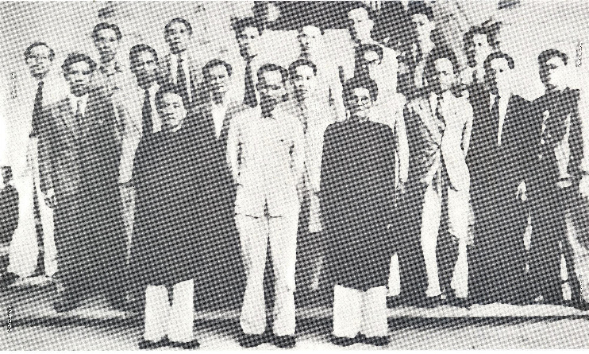 Chính phủ Liên hiệp kháng chiến ra mắt (cụ Huỳnh Thúc Kháng hàng đầu bên phải đứng cạnh Chủ tịch Hồ Chí Minh). Ảnh tư liệu