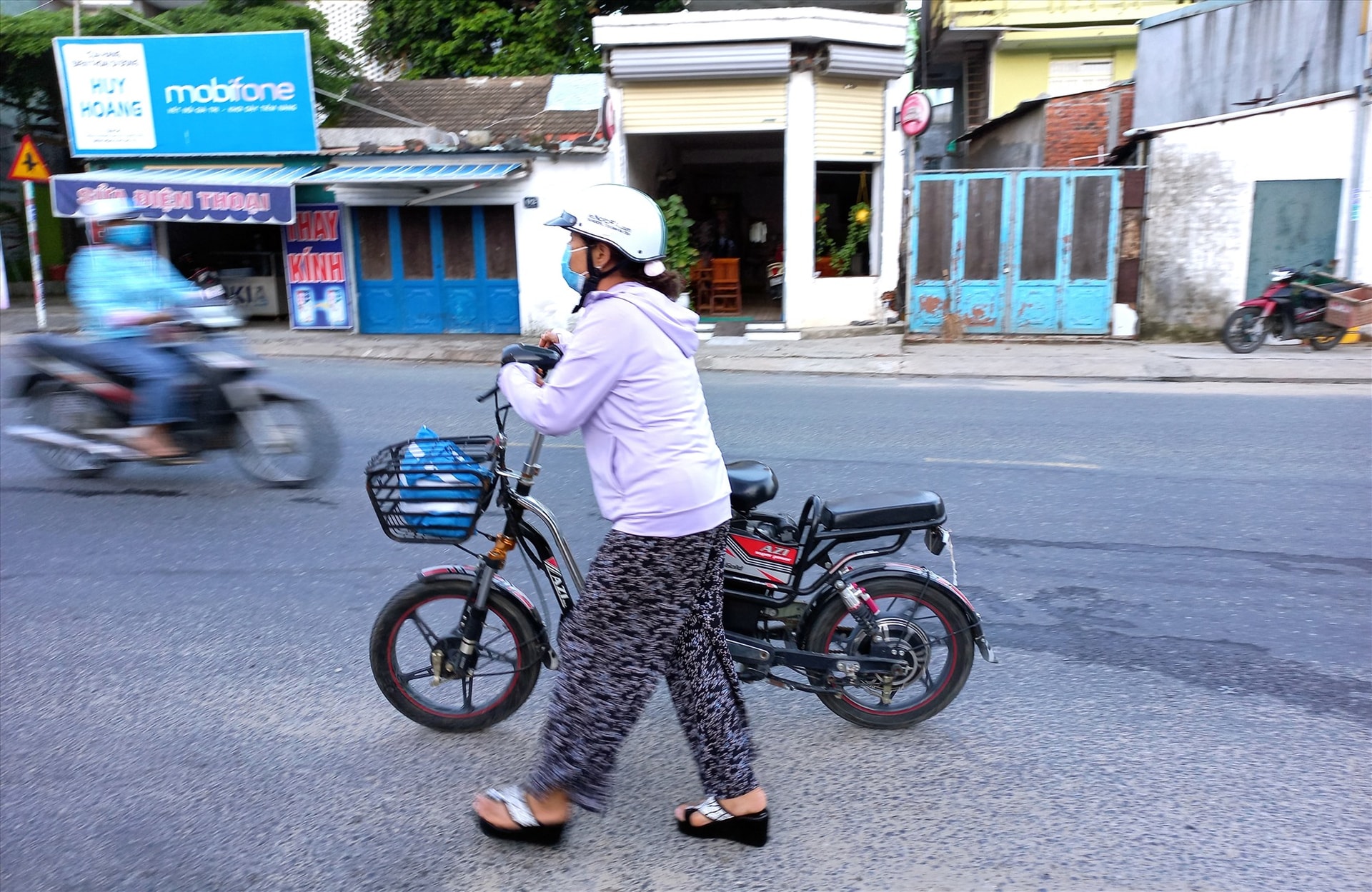 Đi xe đạp điện đội mũ bảo hiểm là tuân thủ đúng quy định của pháp luật. Ảnh: K.K