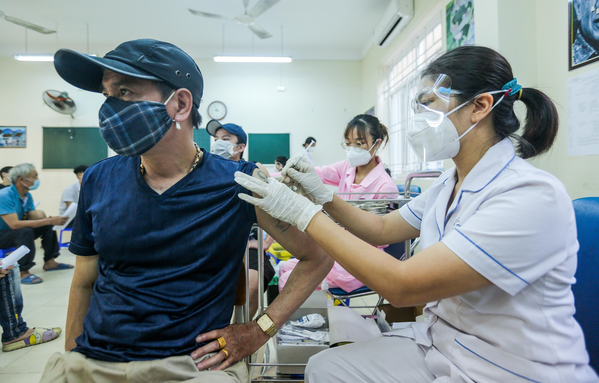 Một người dân tại Hà Nội tiêm vắc xin Vero Cell hồi đầu tháng 9. Ảnh: Báo Người Lao Động