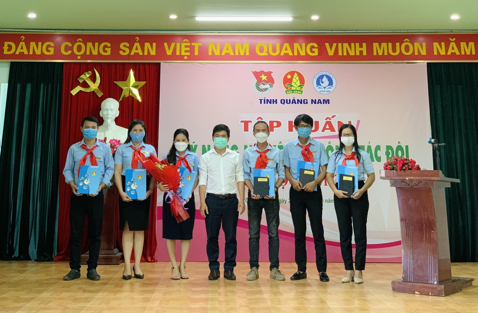 Hội đồng Đội tỉnh trao quyết định, tặng hoa và quà kỷ niệm cho các thành viên CLB. Ảnh: LÊ THANH VY