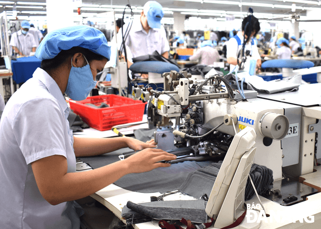 Các doanh nghiệp xuất khẩu của thành phố từng bước khẳng định uy tín, thương hiệu trên thị trường trong và ngoài nước.  TRONG ẢNH: Công nhân Công ty CP Dệt may 29-3 đang sản xuất .Ảnh: KHÁNH HÒA