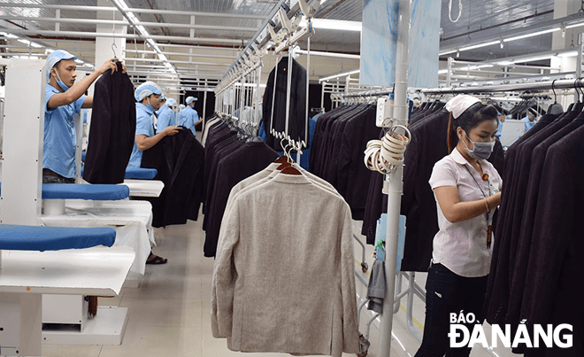 Các doanh nghiệp xuất khẩu của thành phố từng bước khẳng định uy tín, thương hiệu trên thị trường trong và ngoài nước. TRONG ẢNH: Công nhân Tổng Công ty CP Dệt may Hòa Thọ đang kiểm tra chất lượng mặt hàng veston để xuất khẩu. Ảnh: KHÁNH HÒA