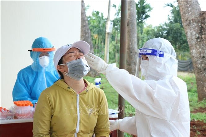 Xét nghiệm sàng lọc ca nhiễm SARS-CoV-2. Ảnh: TTXVN