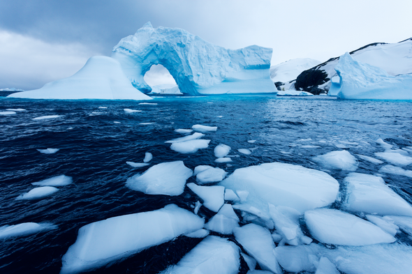 Lớp vỏ trái đất trồi lên và lan rộng khi trọng lượng của băng được nâng lên trên đảo Greenland, Nam Cực và các đảo ở Bắc Cực. Ảnh: Getty Images