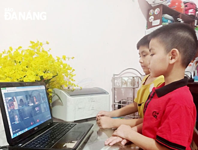 Học sinh học trực tuyến qua các nền tảng ứng dụng công nghệ thông tin. Ảnh: THANH TÌNH
