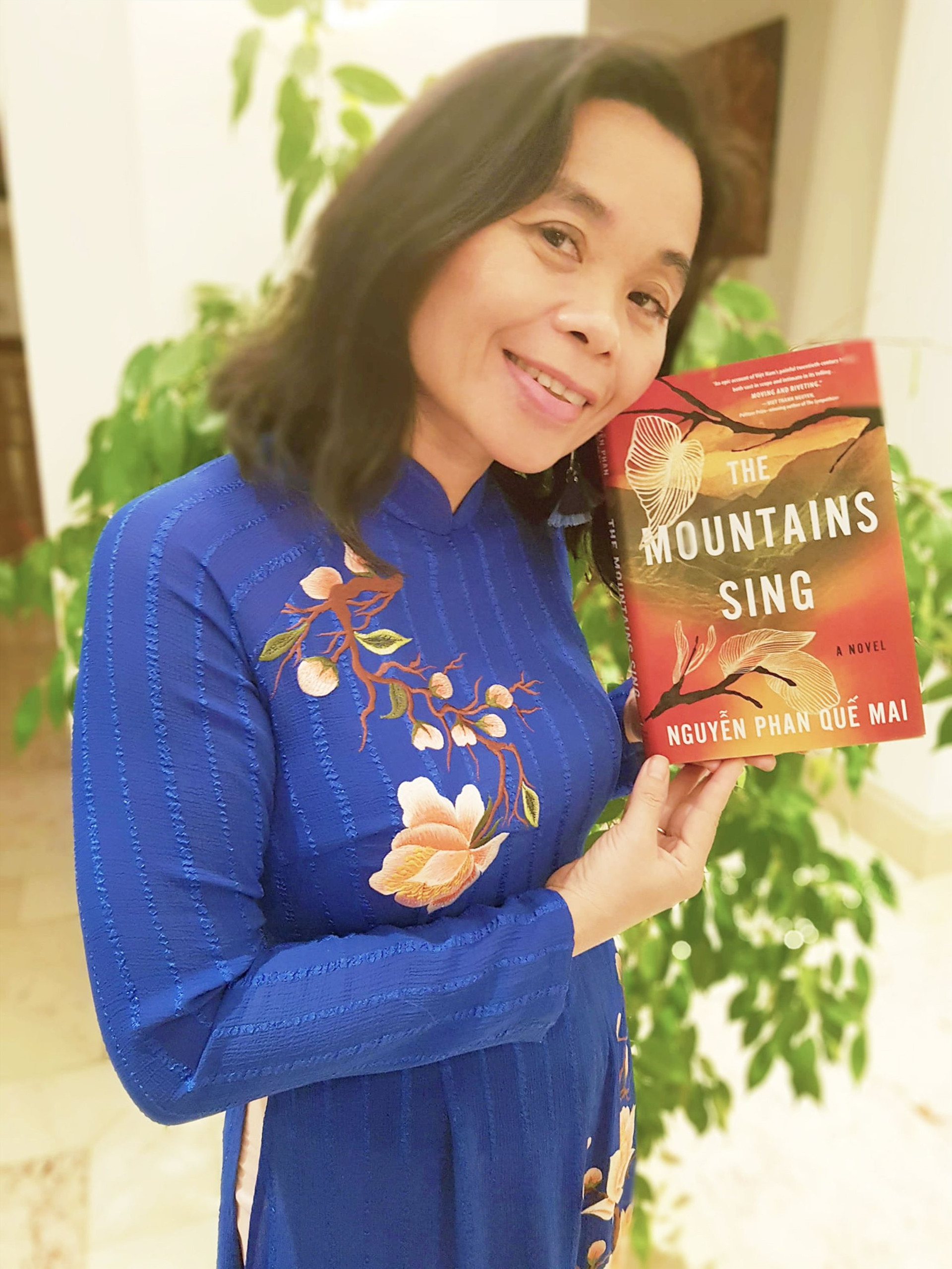 Nhà văn Nguyễn Phan Quế Mai với tác phẩm “The Mountains Sing”.